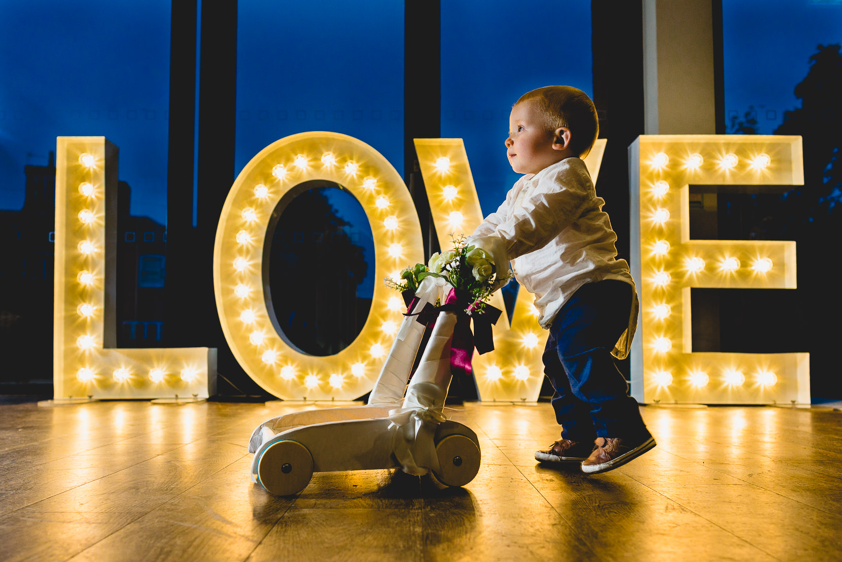 picture of toddler at the norfolk mead's autumn wedding for david and leah